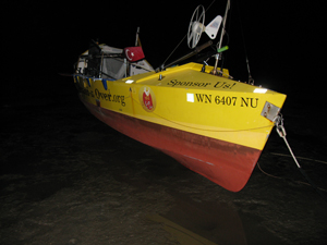 Image: Boat was resting on the mud at midnight.