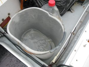 Image: Güverteye tas ve kova koyarak 8 litre kadar yağmur suyu topladım.